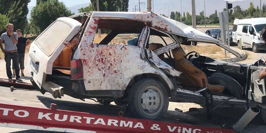 Otomobil ile traktör çarpıştı: 1'i ağır 4 yaralı