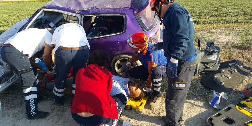 Otomobil takla attı; sürücü, eşi ve bebekleri yaralandı