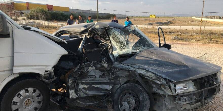 Konya'da Otomobil İle Minibüs Çarpıştı: 2 Ölü, 3 Yaralı