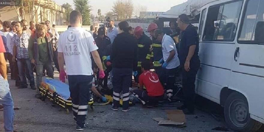Konya'da kamyonet ile servis minibüsü çarpıştı: 1 ölü, 8 yaralı