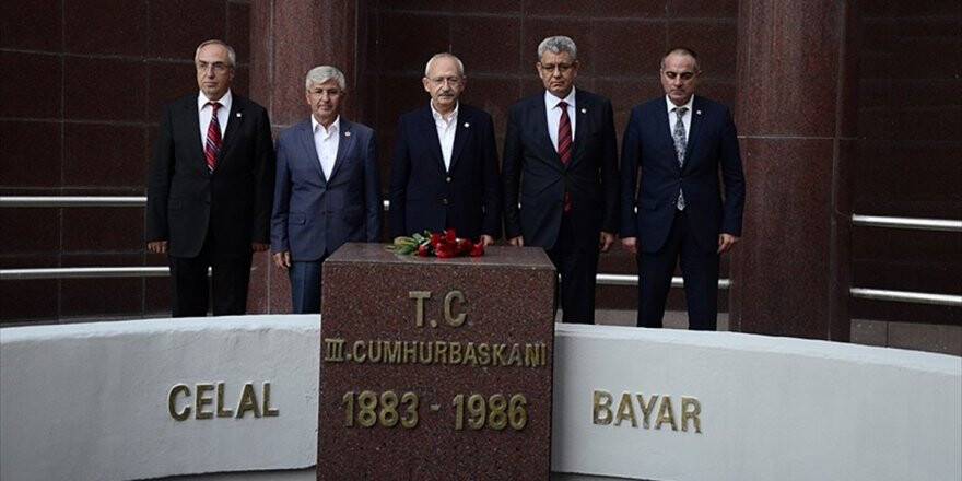 Kılıçdaroğlu, Celal Bayar'ın Mezarını Ziyaret Etti