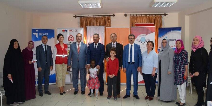 MÜLTECİ KADINLAR DİPLOMALARINI ALDI