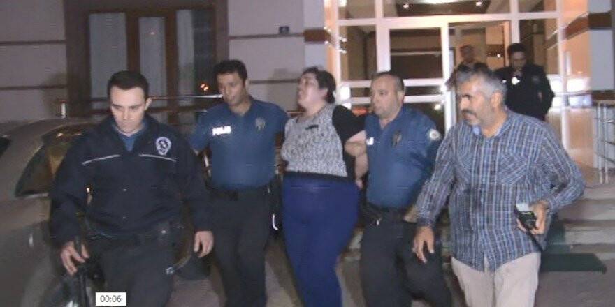 Şizofren hastası kadın, annesini bıçaklayıp kendini eve kilitledi 