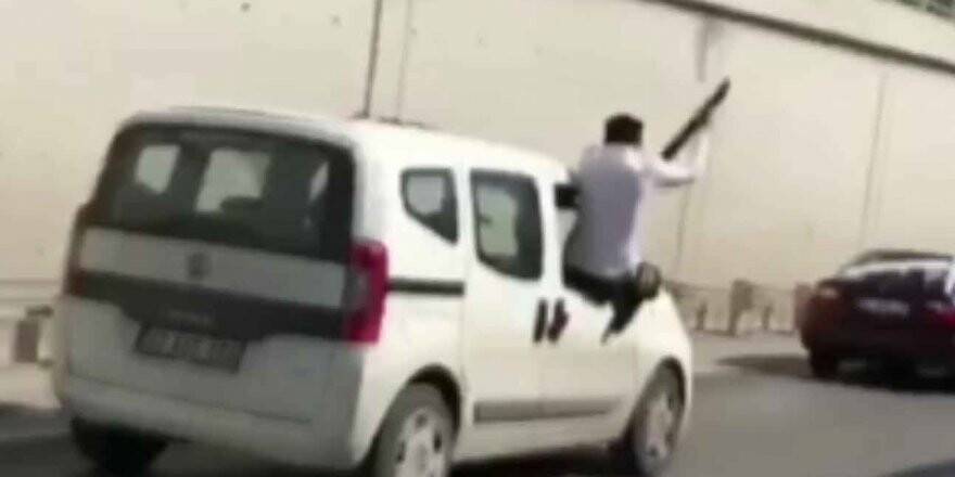 Düğün konvoyunda aracın camından sarkıp, tüfekle havaya ateş açtı