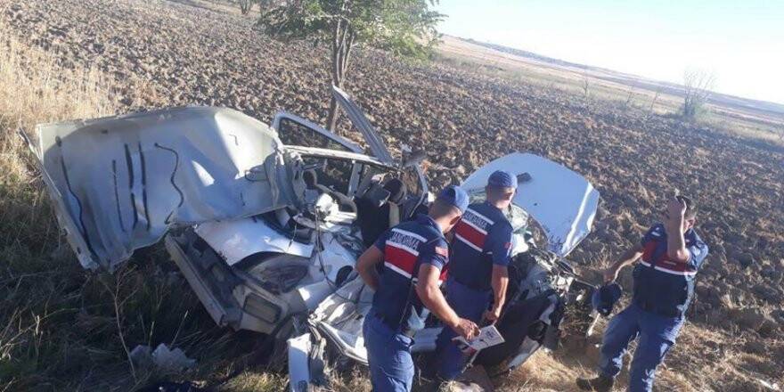 Tıra arkadan çarpan otomobil hurdaya döndü: 2 yaralı 