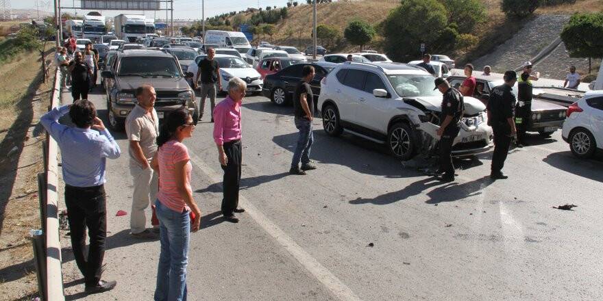 Zincirleme trafik kazası: 17 araç birbirine girdi 