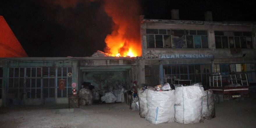 Hurdalık çatısı alev alev yandı