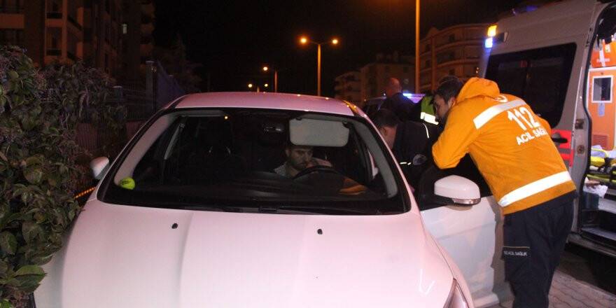Kaza Yapan Alkollü Sürücü Otomobilde Uyuyakaldı