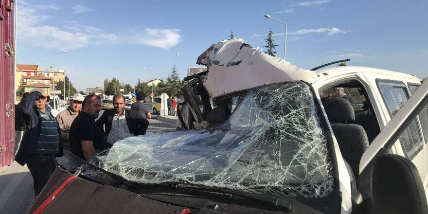 Minibüs Kamyona Çarptı: 2 Yaralı