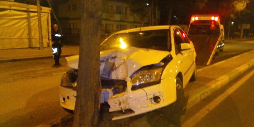 Otomobil ağaca çarptı: 1 yaralı