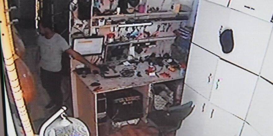 Bir dakikalık boşlukta telefonu çaldı