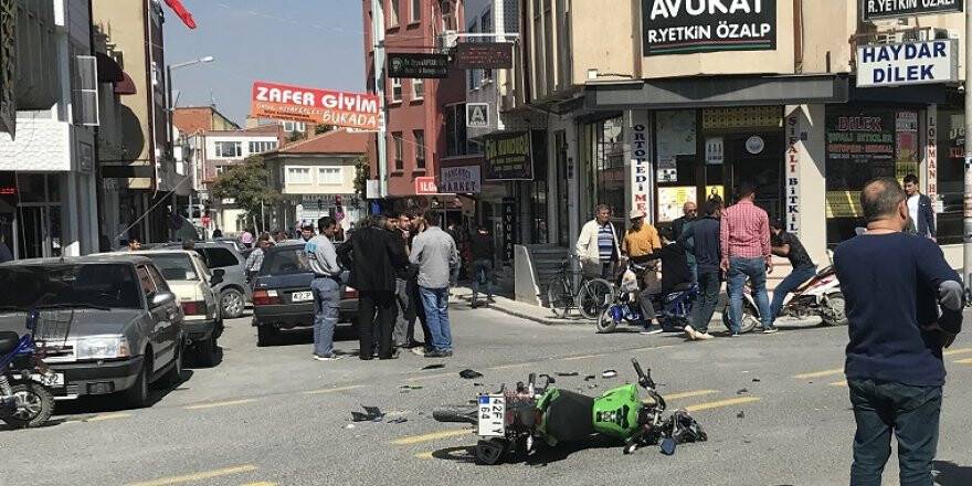 Motosikletle otomobil çarpıştı: 1 yaralı