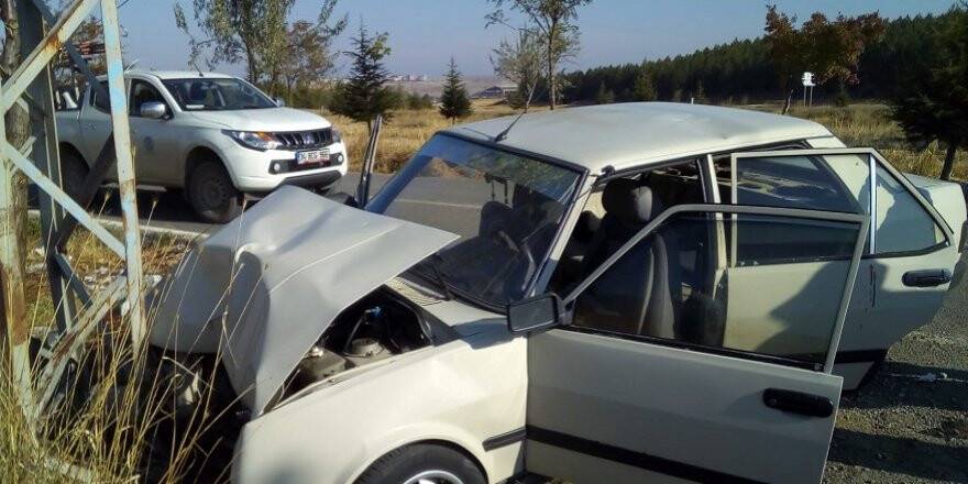 Otomobil elektrik direğine çarptı: 3 yaralı