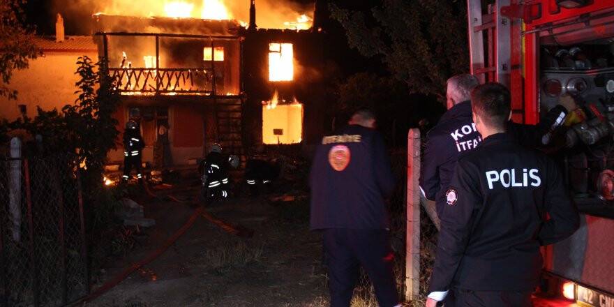  İki katlı bağ evi alev alev yandı 