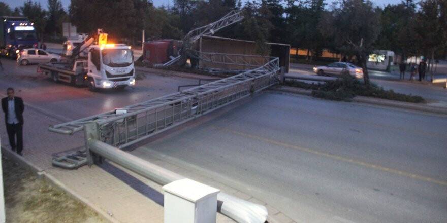 Damperi açılan kamyon çarptığı EDS direğiyle birlikte devrildi