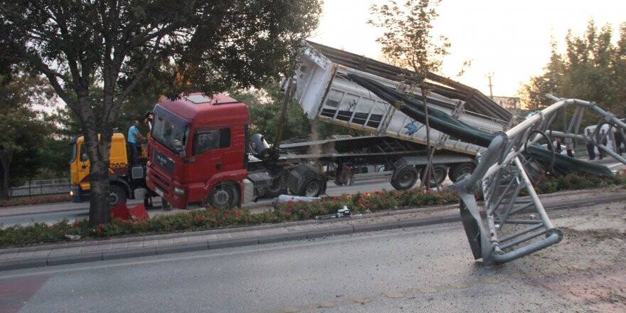 Damperi açık kamyon EDS direğine böyle çarptı