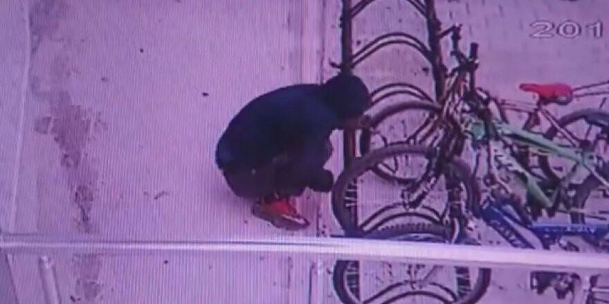 Önce lastikleri kontrol etti, sonra bisikleti çaldı