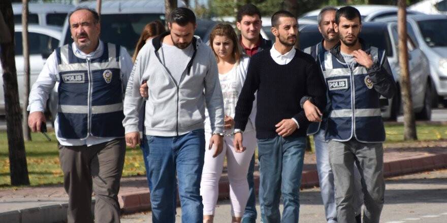 Telefonla dolandırıcılık şüphelisi kadın, kuzenini işlerine ortak etmiş