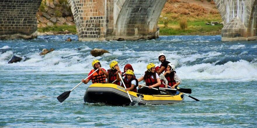 Muş'ta Öğrencilerin Rafting Ve Kano Heyecanı