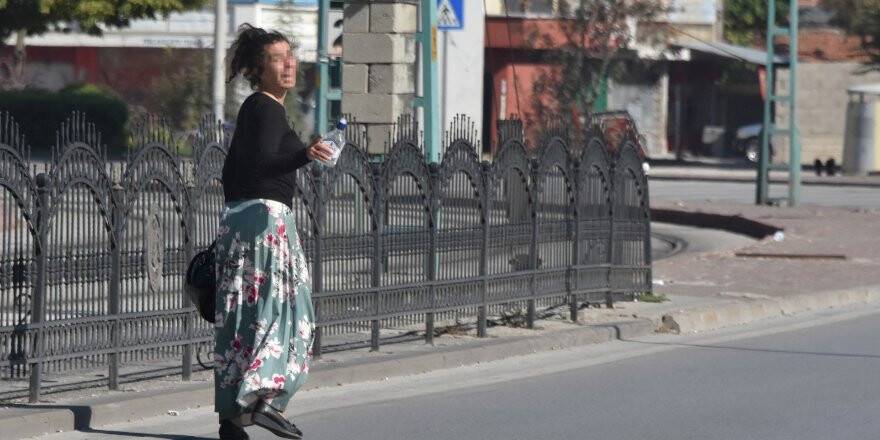 Elinde içki şişesiyle caddeye indi, polislere sevgilisini arattı