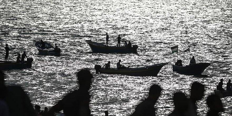 Gazzeliler, İsrail Ablukasının Kaldırılması Talebiyle Sahile Akın Etti