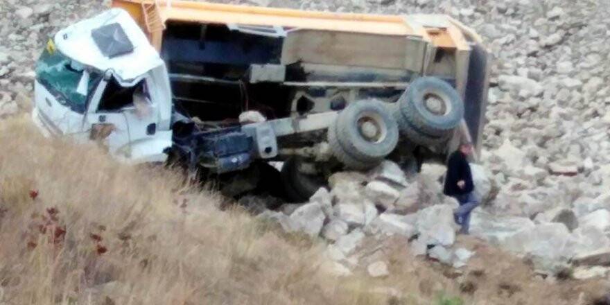 Hafriyat kamyonu yükünü boşaltırken uçurumdan yuvarlandı: 1 ölü