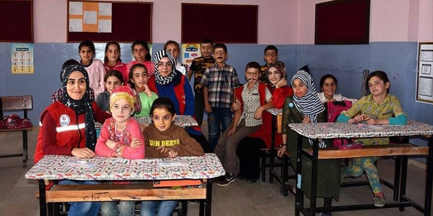 Gençler Köy Çocuklarının Yüzünü Güldürdü