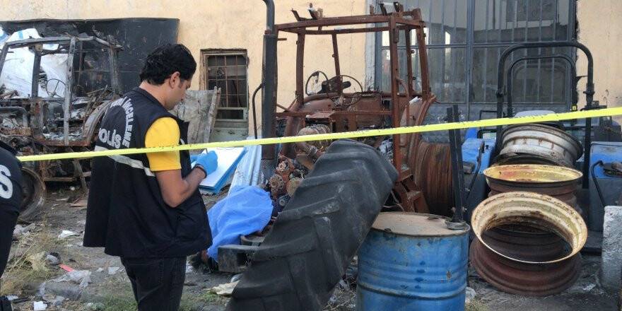 Hurda traktörün yanında ölü bulundu 