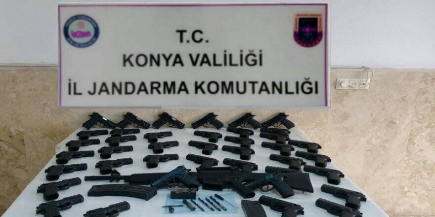 Silah ürettiği evinde 40 tabanca ve bir tüfekle yakalandı
