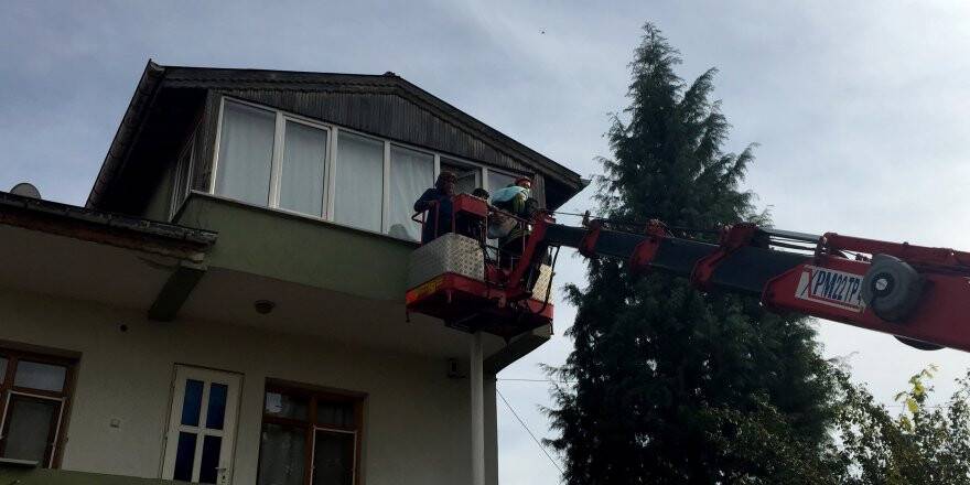 Eve Kilitlenen Anne Ve İki Çocuğunu İtfaiye Kurtardı