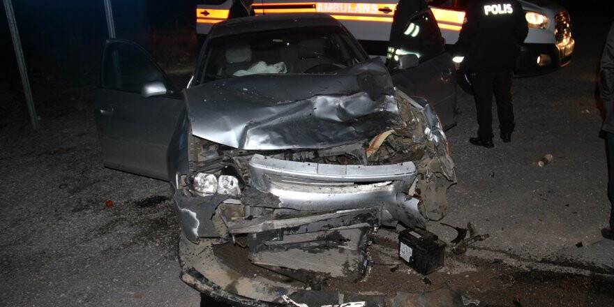 İki otomobil çarpıştı: 3 yaralı
