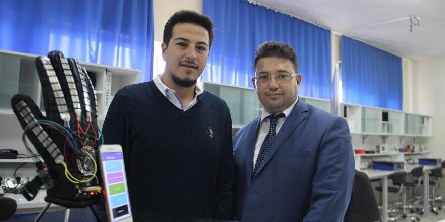 Üniversite öğrencisinden engelleri kaldıran mobil uygulama ve eldiven