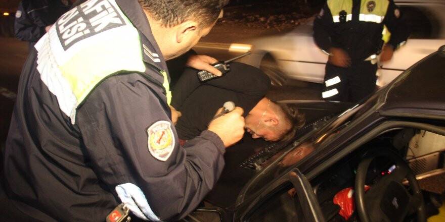 Polisten 100 kilometre boyunca kaçan otomobil yol kapatılarak yakalandı