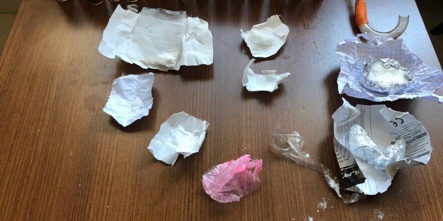  Polisin durduğu otomobilde uyuşturucu ve tüfek ele geçirildi 