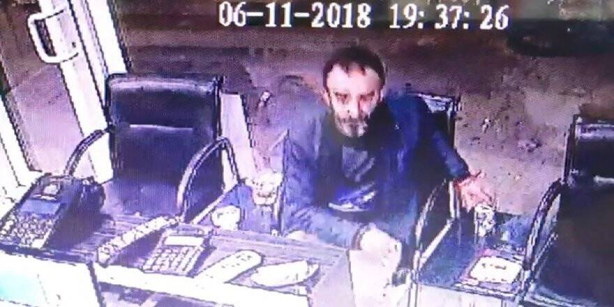 Bağış kutusunu çalan şahıs güvenlik kamerasına yakalandı 