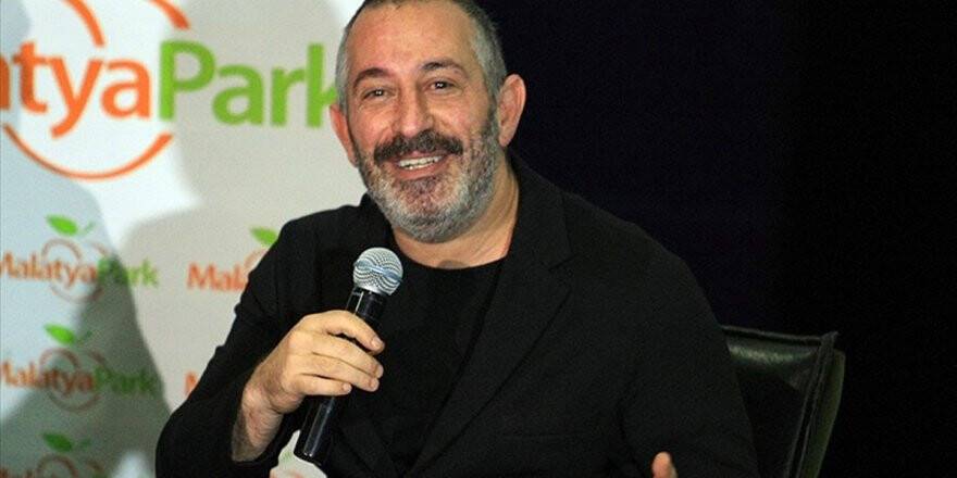 Cem Yılmaz: Kötü Örnekleri Filmin İçinde Tartmamız Gerekiyor