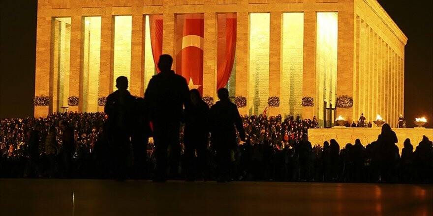 Anıtkabir Geç Saatlere Kadar Ziyaretçilerle Doldu