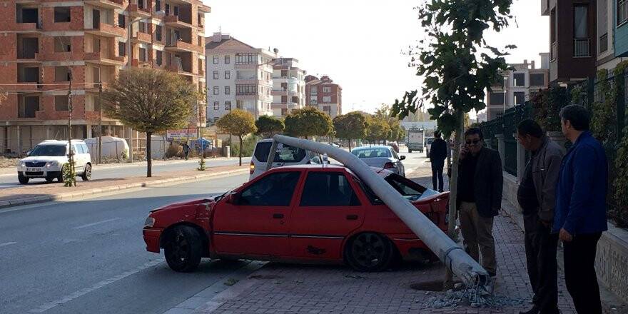 Otomobille Çarptığı Aydınlatma Direği Üzerine Devrildi