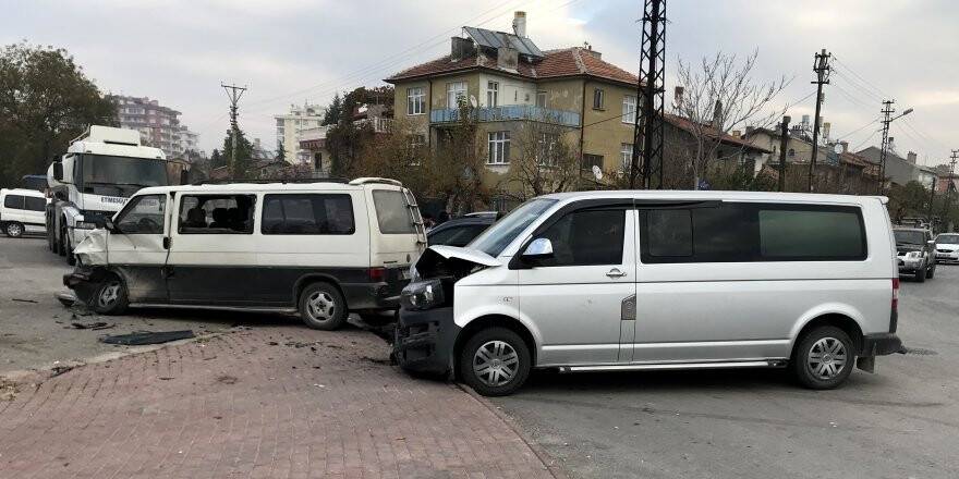 Konya'da Kamyonet İle Minibüs Çarpıştı: 13 Yaralı