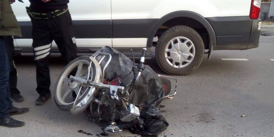 Motosikletle hafif ticari araç çarpıştı: 2 yaralı