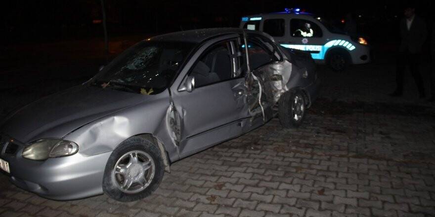 Otomobil elektrikli bisiklete ve ağaca çarptı: 6 yaralı