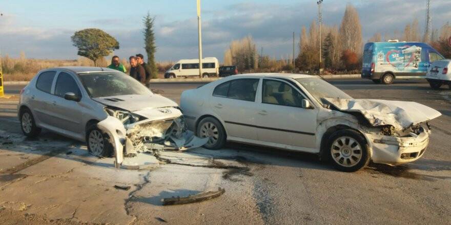 Otomobil park halindeki araca çarptı: 2 yaralı 