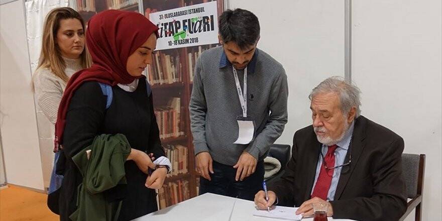 Ünlü Yazarlar Tüyap'ta Kitaplarını İmzaladı