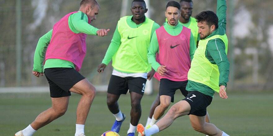 Konyaspor, Aykut Kocaman ile ilk çalışmasını yaptı