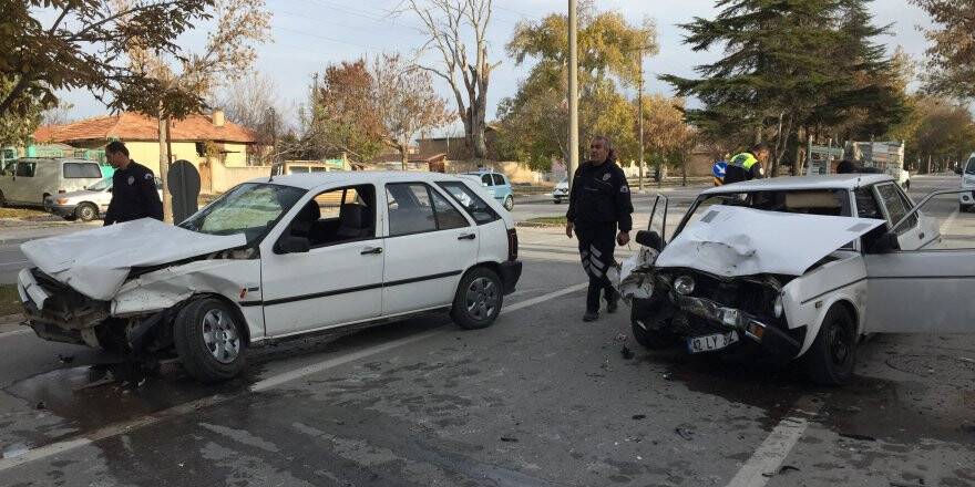 Ehliyetsiz Sürücü Polisten Kaçarken Kaza Yaptı: 3 Yaralı