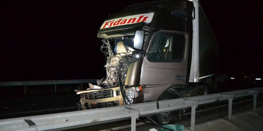 Hurdaya dönen tırdan yara almadan kurtuldu