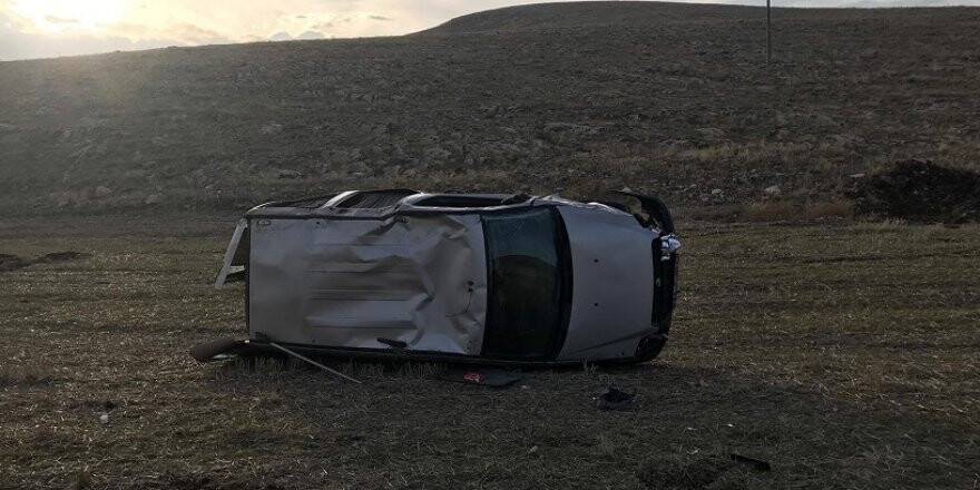 Hafif ticari araç takla attı: 2 ölü