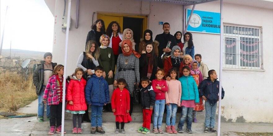 'Geleceğin Kardelenleri' Dağ Köyündeki Öğretmenleri Unutmadı