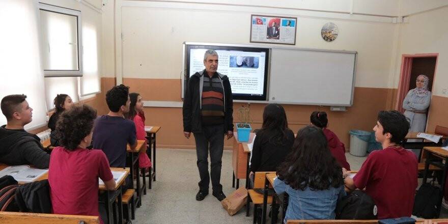 Doğuştan görme engelli öğretmen, öğrencileri için her gün bir kilometre yürüyor