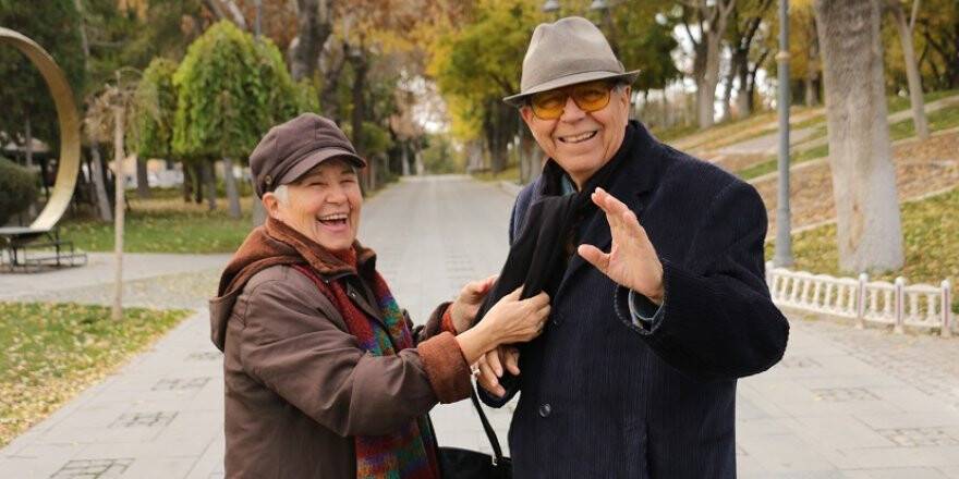 Emekli Öğretmen Yaşlı Çift, Mesleğe Adanmış Ömürleriyle Gurur Duyuyor
